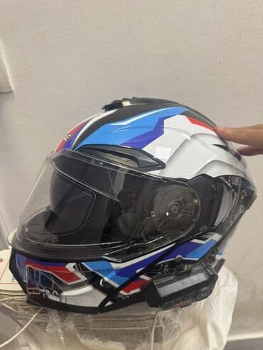 купить шлем для мотоцикла: Ağ, qara, qırmızı və mavi rənglərdə həndəsi naxışlarla bəzədilmiş — 2