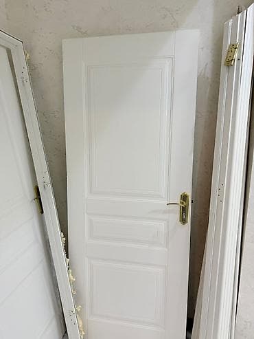 Ağ rəngli otaq/qapı dəsti - Klasik dizayn: Üç panelli relyefli dekor