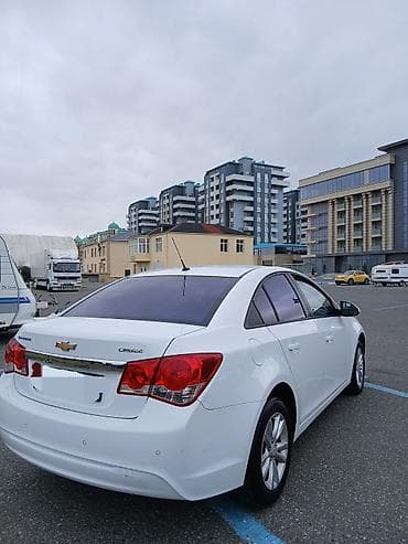 yan guzguler: Chevrolet Cruze: 1.8 l | 2014 il 218888 km Sedan — 4