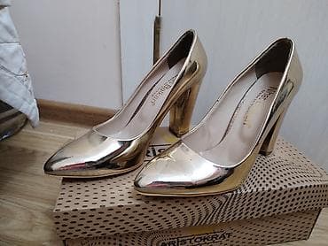 ağ qizil: Qızılı rəngli qadın tuflisi – qalın dikdaban, parlaq lak örtüklü - — 1