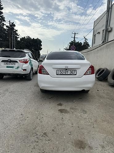 on suse: Nissan Sunny sedan – ağ rəng, 4 qapı, arxa baqaj spoyleri ilə. Praktik — 5