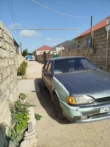 lada qapi: Tünd boz rəngli sedan tipli avtomobil. Arxa tərəfində spoyler — 3