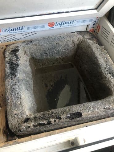 su quyusu: Qədimi qara su daşı.20litr su tutur — 2