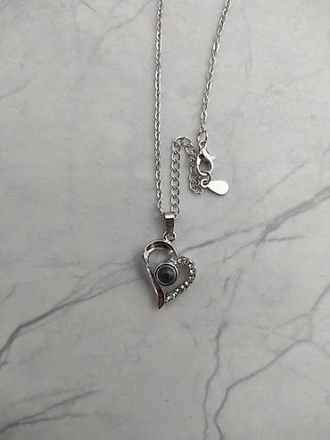 Çantalar: Gümüş rəngli zəncirli asma boyunbağılar – Kulonda 100 dildə "I LOVE — 5