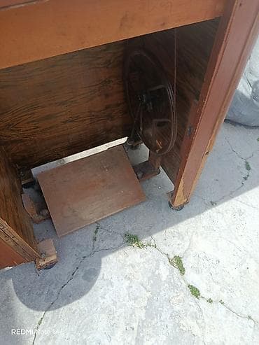 antik divan: Ayaq pedallı tikiş maşını və taxta şkaflı masa - Klassik mexaniki — 3