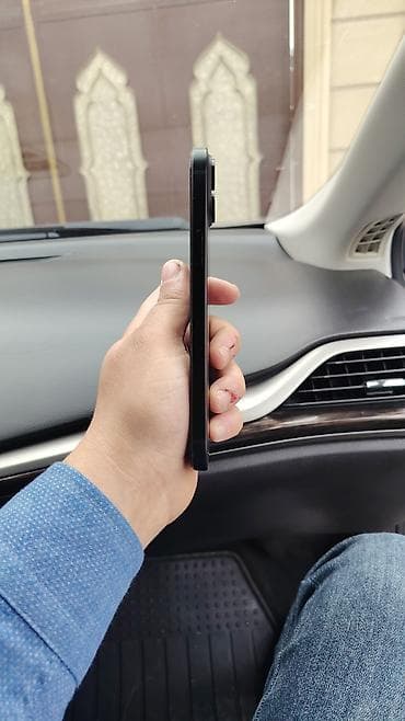 irşad iphone 11: IPhone 15, Qara — 4