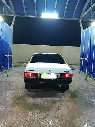 Aksesuarlar və tüninq: VAZ 21099, ağ rəng, sedan kuzov. Xarici xüsusiyyətlər: - Orijinal — 6