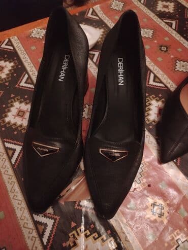 Toy paltarları və aksesuarları: Qadın ayaqqabısı – klassik qara rəngli, slingback model. - Burun — 2