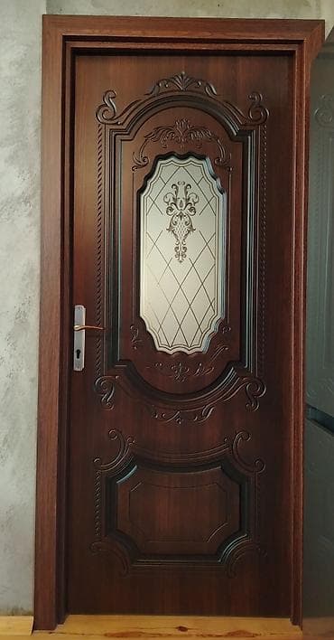 Klassik üslubda daxili otaq qapısı işlənmiş heç bir lekesi cızıqı