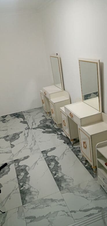 Qida məhsulları: Bərbərxana dəsti – 2 post - Qara parlaq daş üstlü iş masası, hər post — 6