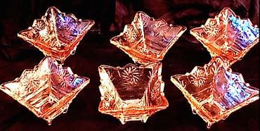 Продаю хороший набор - в него входят 6 вазочек, цветное стекло. Можно — 2