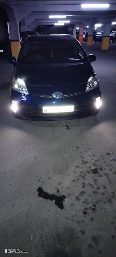 Toyota Prius (3-cü nəsil) – mavi rəng, hatchback gövdə. - Hibrid — 2