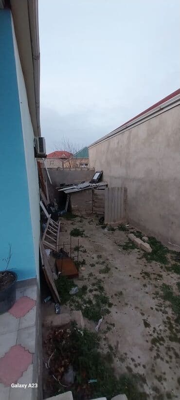 Kirayə evlər: Satılır: həyət evi - Geniş, hasarlı həyət: dəmir darvaza, betonlanmış — 20