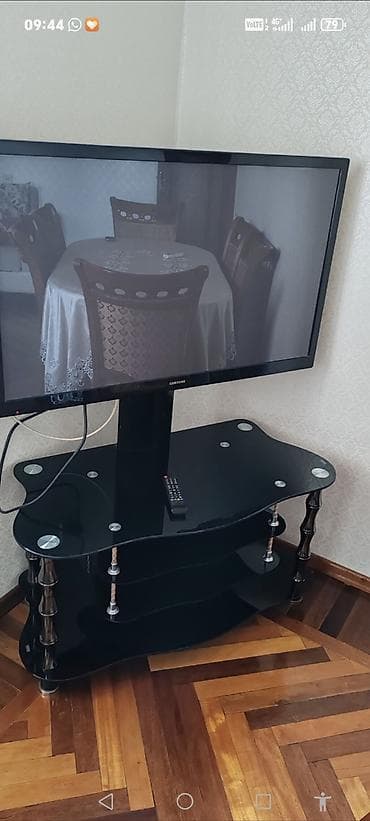 mini televizor: Samsung LED televizor + şüşə televiziya stendi - Ekran: təqribən — 1