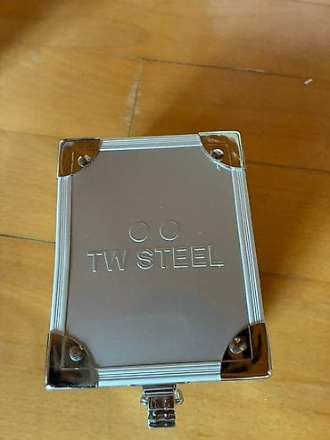 TW STEEL saat qutusu – metal/alüminium tipli sərt bağlama - Brend: TW — 2