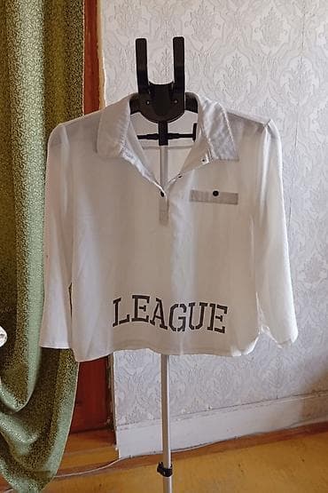 şort: Ağ rəngli qadın köynəyi – LEAGUE yazılı - Stil: idman-qəşəng, qısa — 1