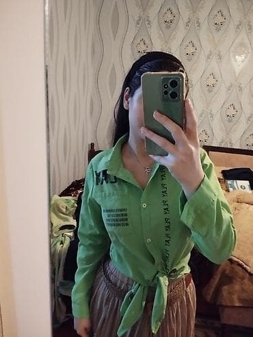 uzun koftalar: Yasil saroçka hem yaxasi aciq altinna cropla hem bagli hem qolu aciq — 2