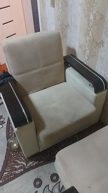 qonaq otaqi mebel: Salam mebeler ikinci eldir ela vezyetdedir oturacaq divan 2 ededir her — 1
