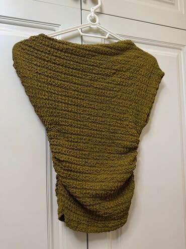 toxunma papaq modelleri: Oliv rəngində, elastik teksturalı trikotaj bluz/top. - Material — 2