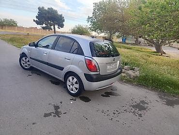 mersedes saat: Kia Rio: 1.4 l | 2005 il Sedan — 4