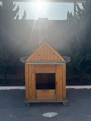 Taxta it evi – mobil, dam örtüklütəkərli - Material: təbii ağac