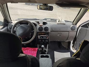 qazel yuk maslnl: Ağ rəngli sedan. Texniki və xarici xüsusiyyətlər: - 4 qapı, 5 yerlik — 6