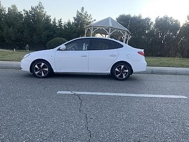 elantra təkər: Hyundai Elantra sedan – ağ rəng, 4 qapı, şəhər və tras üçün praktik — 6