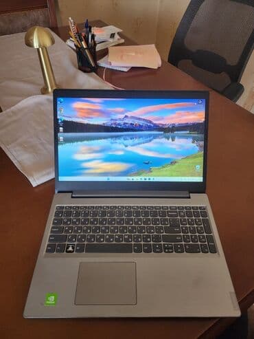 Lenovo noutbuk – 15.6" ekranlı, gümüşü korpusa malik model