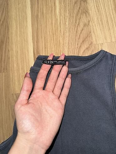 dilvin: Jilvin markalı uzun, qolsuz don. - Rəng: tünd boz (charcoal). - — 3