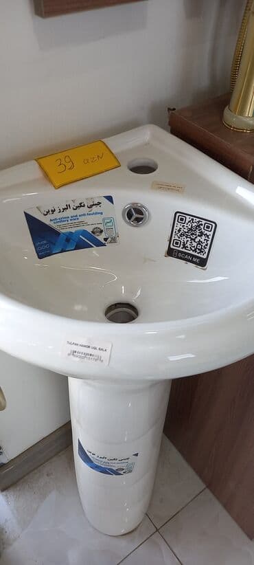 künc çanaq: Ağ rəngli keramika künc rəfəsi kiçik məkanlar üçün əlverişlidir. Bu — 1