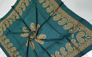 женские красные шарфы: Kəlağayılar. Bu kəlağayıların içi boş K hərfi ilə yazılıdı. Materialı — 19