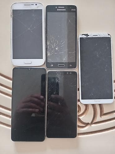 Partiya şəklində köhnə smartfonlar – ehtiyat hissələri üçün Setdə 5