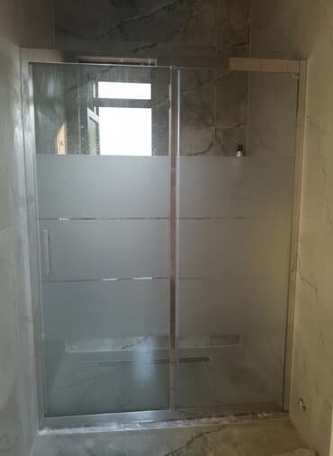 Banyolar üçün nəzərdə tutulmuş sürüşmə qapılı duş kabinası. Şəffaf və lalafo.az -da Banyolar üçün nəzərdə tutulmuş sürüşmə qapılı duş kabinası. Şəffaf və