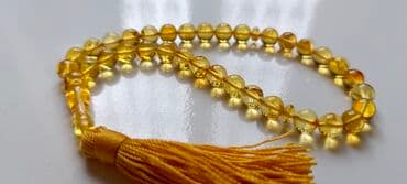 yun koftalar: Təsbeh – kiçik kəhrəba muncuqlu, şəffaf limon tonlarda.Bütöv — 8