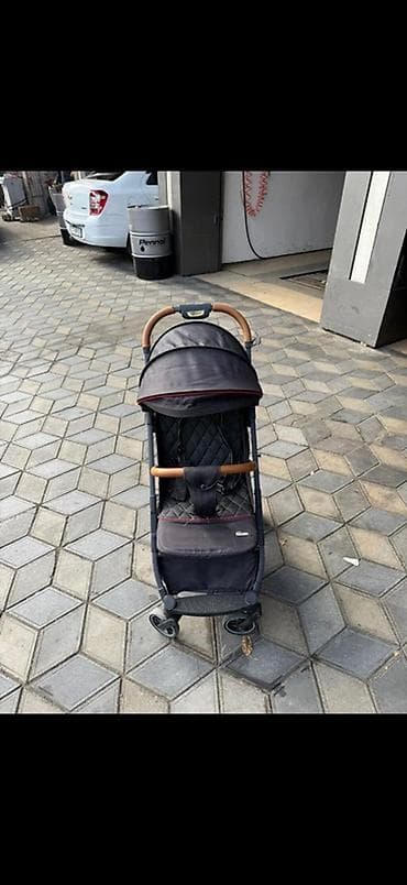 Yüngül və kompakt uşaq arabası - Rəng: qara (qırmızı detal xətləri