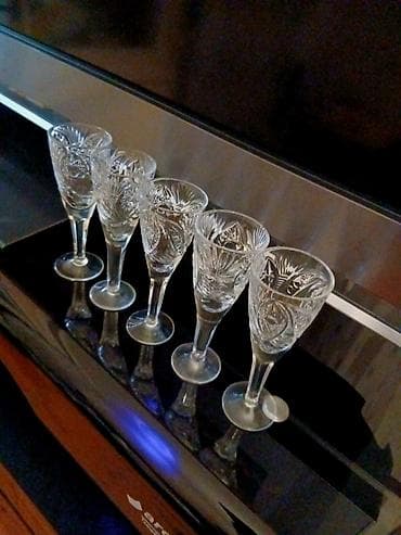 СССР.1987г
Рюмкм,5шт,новые.
Салатницы,5шт,новые.
Две,соусницы,новые