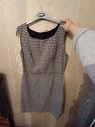Alt paltarı: Qadın dəst – qara-ağ “houndstooth” (it burnu) naxışlı; M ölçü, bir — 2