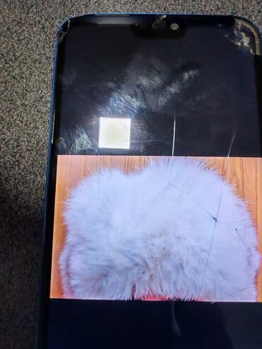 Ağ rəngdə, təbii kürkdən qadın papağı - Material: yumşaq, sıx təbii