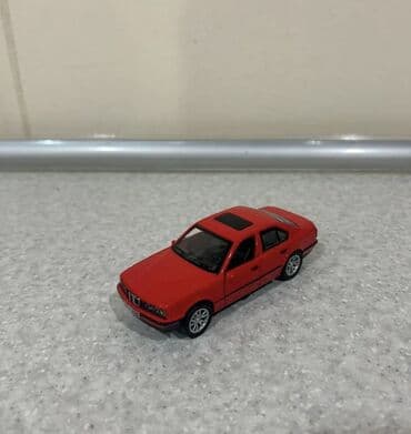 mini disk: Model avtomobil – qara sedan - Miqyas: təxmini 1:32–1:36 (kompakt — 7