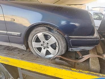 Мототранспорт: Mercedes-Benz E-Class (W210) sedan, tünd göy rəng. - Kuzov: 4 qapılı — 7