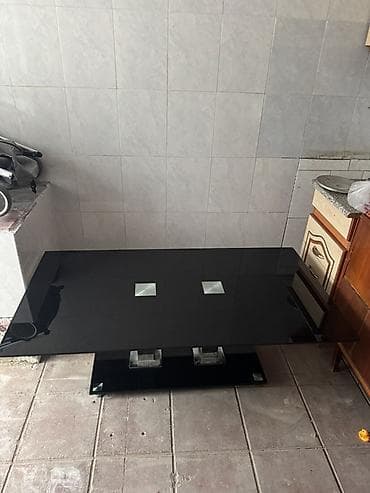Qara şüşə kofe masası - Ölçü: təxminən orta ölçülü düzbucaqlı üstlük