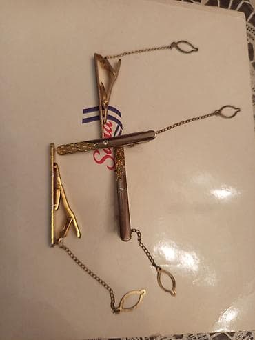 sumqayitda palto: Zəncirli, qızılı rəngli metal qalstuk sancaqları. Bu dəstə bir neçə — 3