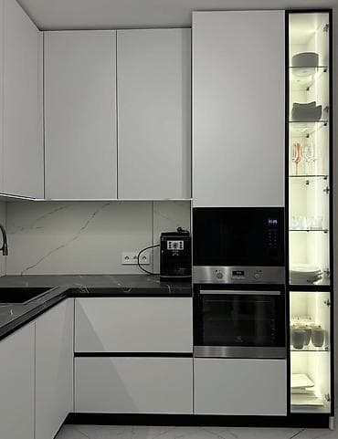 pol parket sekilleri: Müasir “L” formalı mətbəx mebeli – ağ mat fasadlar, qara mərmər — 7