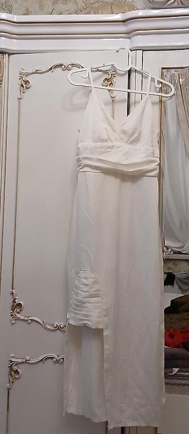 Ağ rəngli qadın paltarı - Model: nazik askılı, V-kəsimli üst hissə lalafo.az -da Ağ rəngli qadın paltarı - Model: nazik askılı, V-kəsimli üst hissə