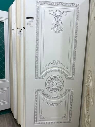 emdef: Ağ rəngdə, üzərində bəzək elementləri olan qapı. Qapının yuxarı — 1