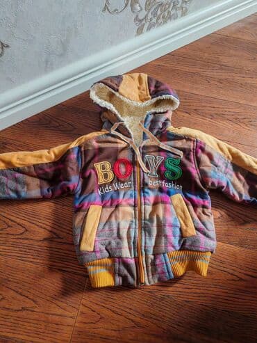 детская верхняя одежда: Uşaq geyimləri dəsti 1) Qalın kapüşonlu jaket: - Ön hissədə “BOYS — 1