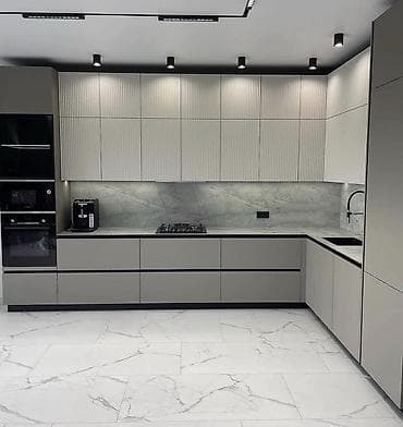 saloglu masalar: Müasir dizaynlı künc mətbəx mebeli – mat boz tonlarda, xətlərlə — 2