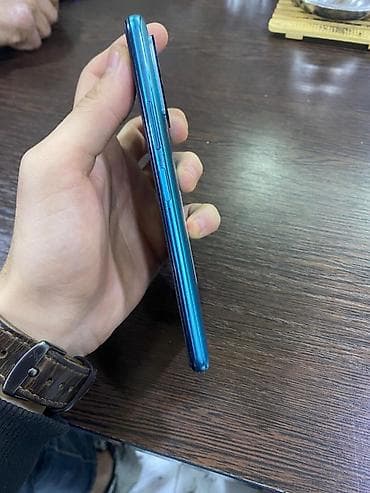 nokia telefon 6300: Smartfon – mavi gövdə, ön hissədə mərkəzdə punktual ön kamera dəliyi — 5