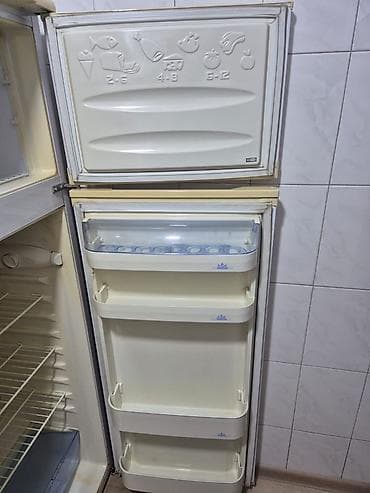 nintendo 2: Beko iki qapılı soyuducu - Üst kamera: dondurucu. İçəridə metal rəf — 1