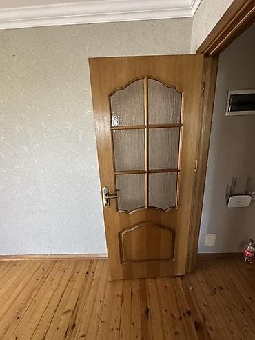 pendir: Taxta otaq qapısı – şüşəli modellə - Material: təbii ağac (açıq qoz — 3